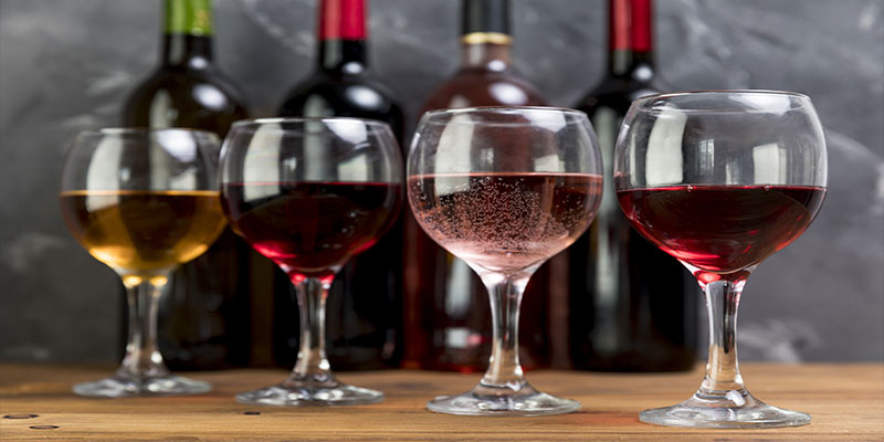 cuatro copas de vino servidas de la isla de Mallorca