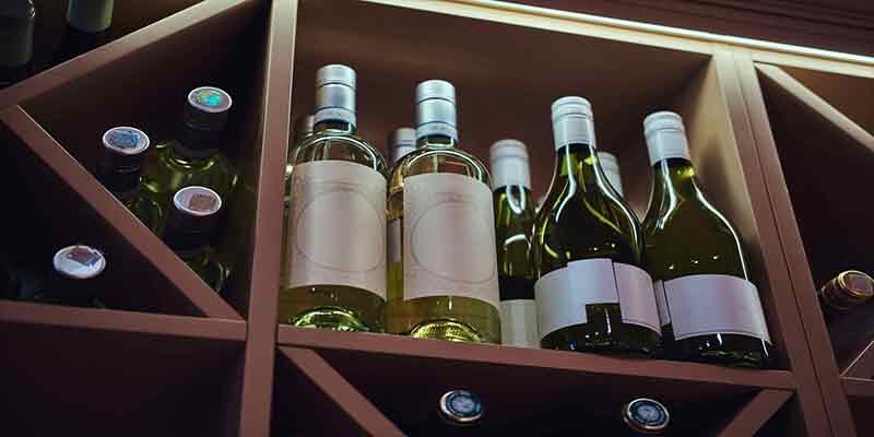 estanteria con con vinos, venta de vinos de Mallorca